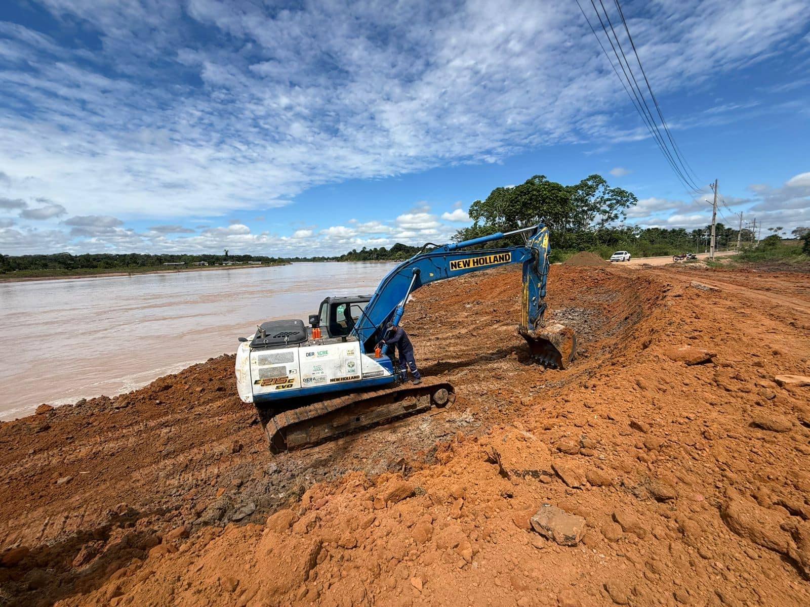 Governo trabalha na construção de novo acesso provisório para a balsa entre Cruzeiro do Sul e Rodrigues Alves