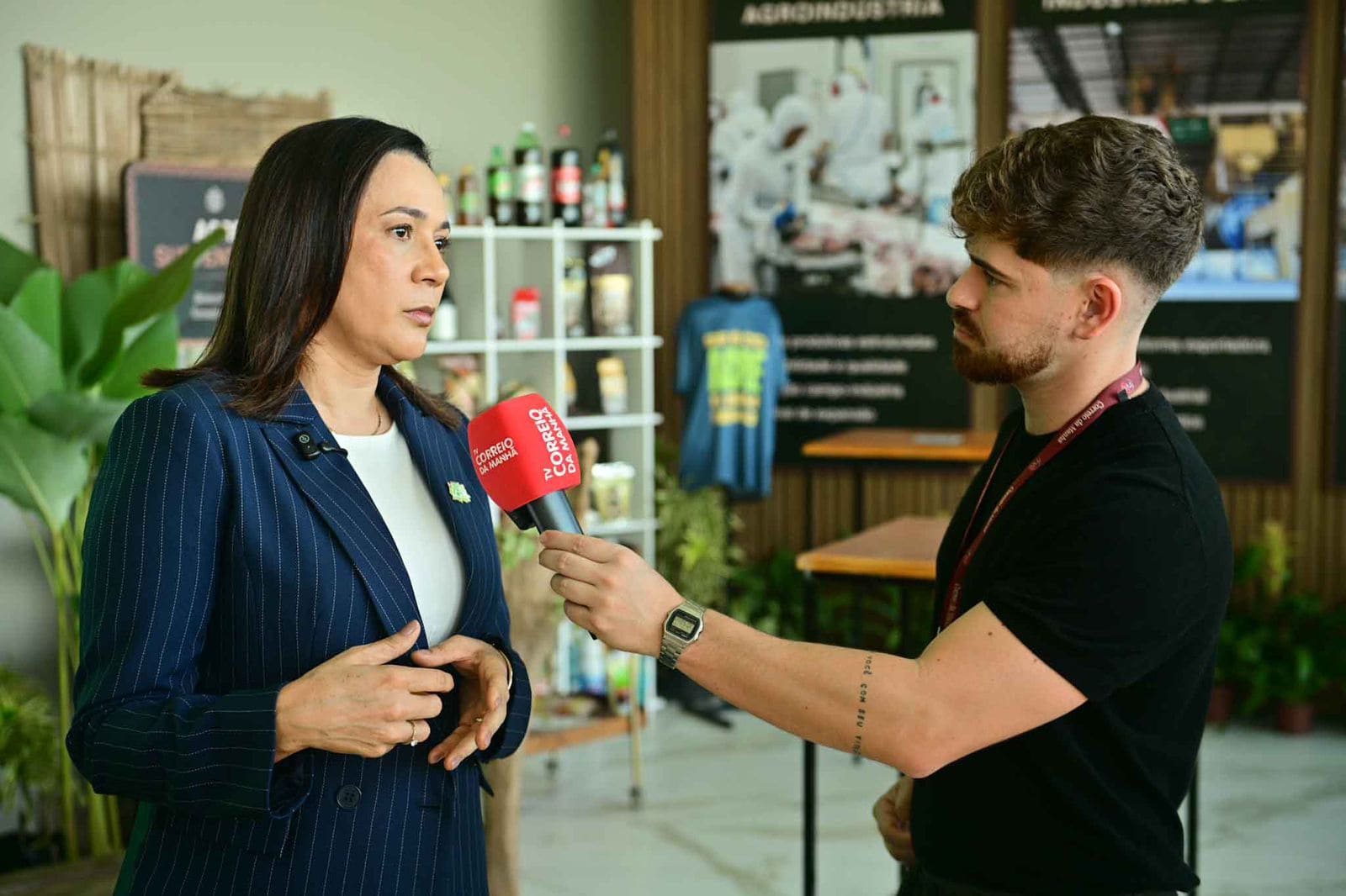 Governadora Mailza destaca força da produção acreana e conexão com o Pacífico em entrevista a agência internacional durante evento no Rio de Janeiro