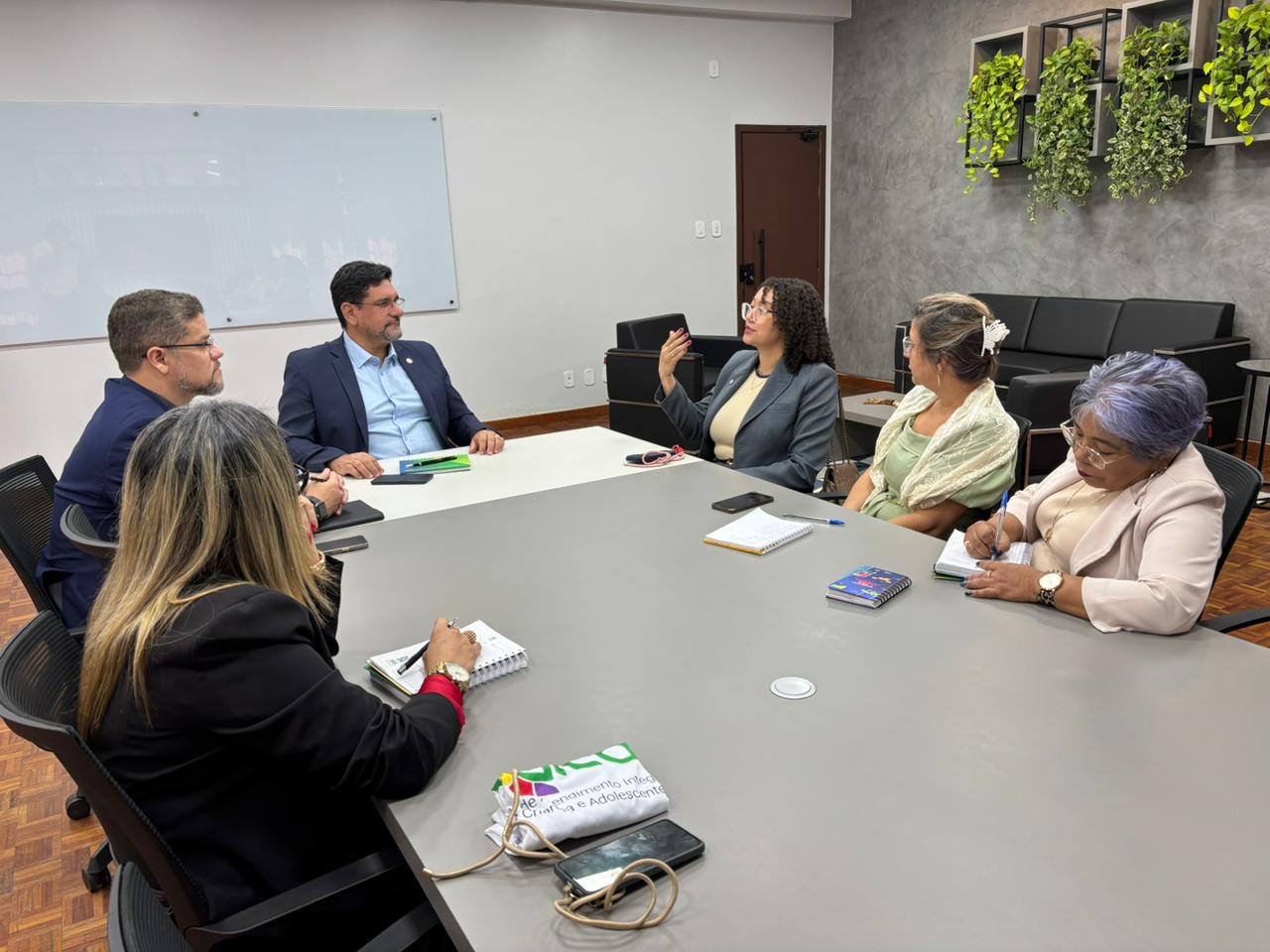 Educação se reúne com equipe do MEC para definir estratégias de reconstrução da comunidade escolar no Acre