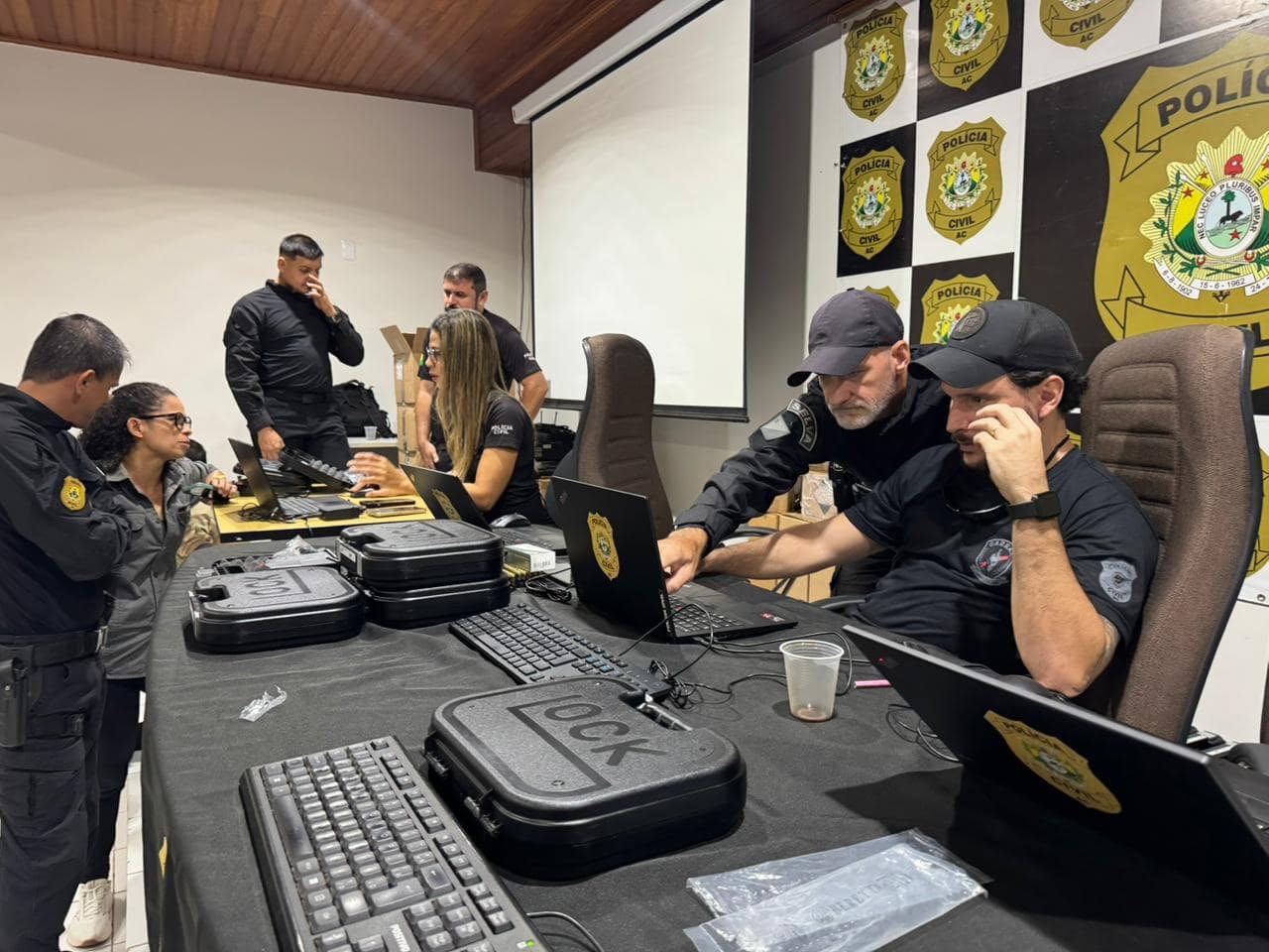 Polícia Civil do Acre entrega mais de 100 pistolas Glock para reforçar atuação da Delegacia da Mulher e Divisão de Investigação Criminal