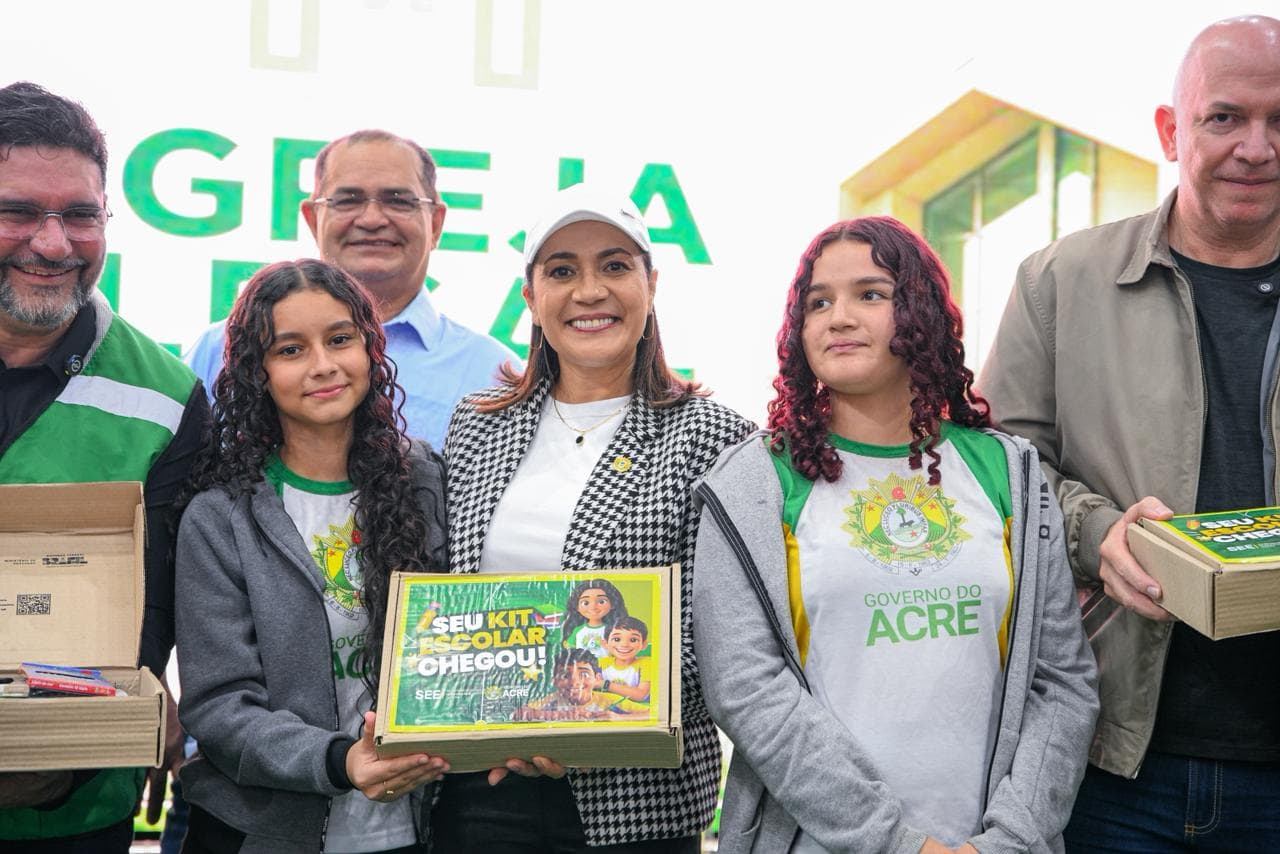 Governadora Mailza entrega mais de 10 mil kits escolares e autoriza manutenção em escolas rurais de Sena Madureira