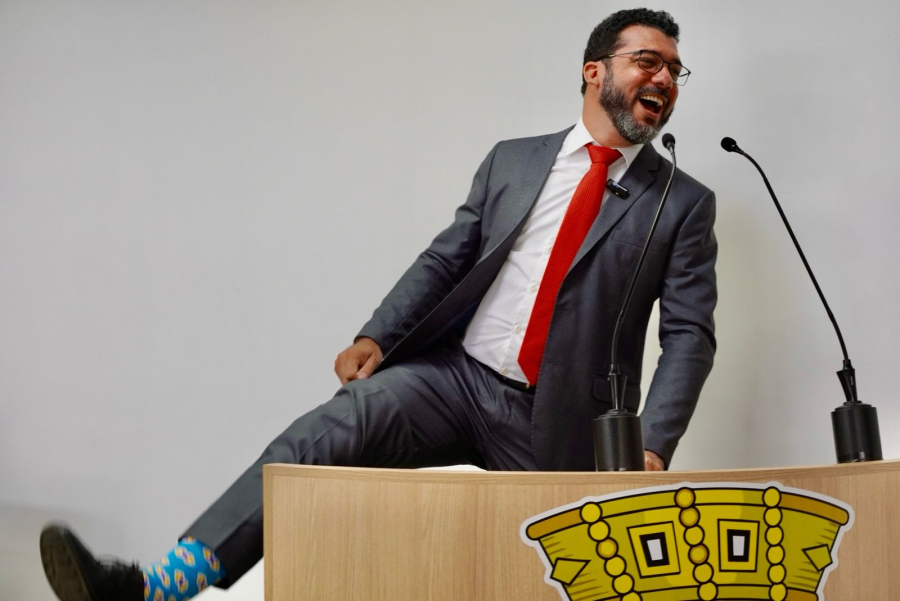 ANDRÉ KAMAI COMEMORA PAGAMENTO DE BOLSAS DE ESTUDOS PARA JOVENS NO ENSINO MÉDIO