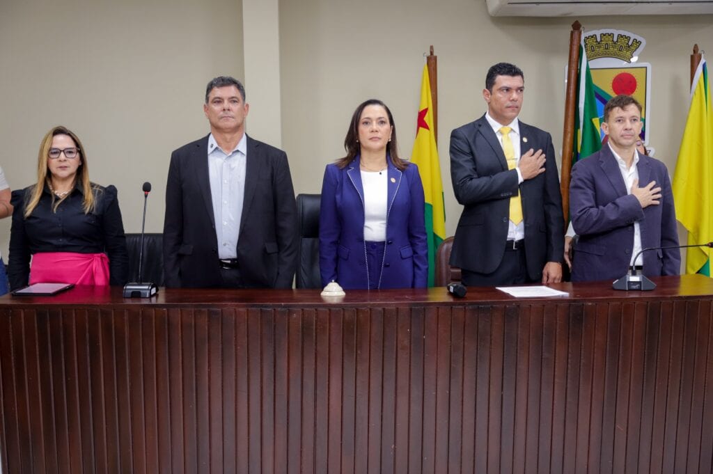 Governadora Mailza Assis prestigia reinauguração da Câmara de Capixaba e recebe moção de aplauso