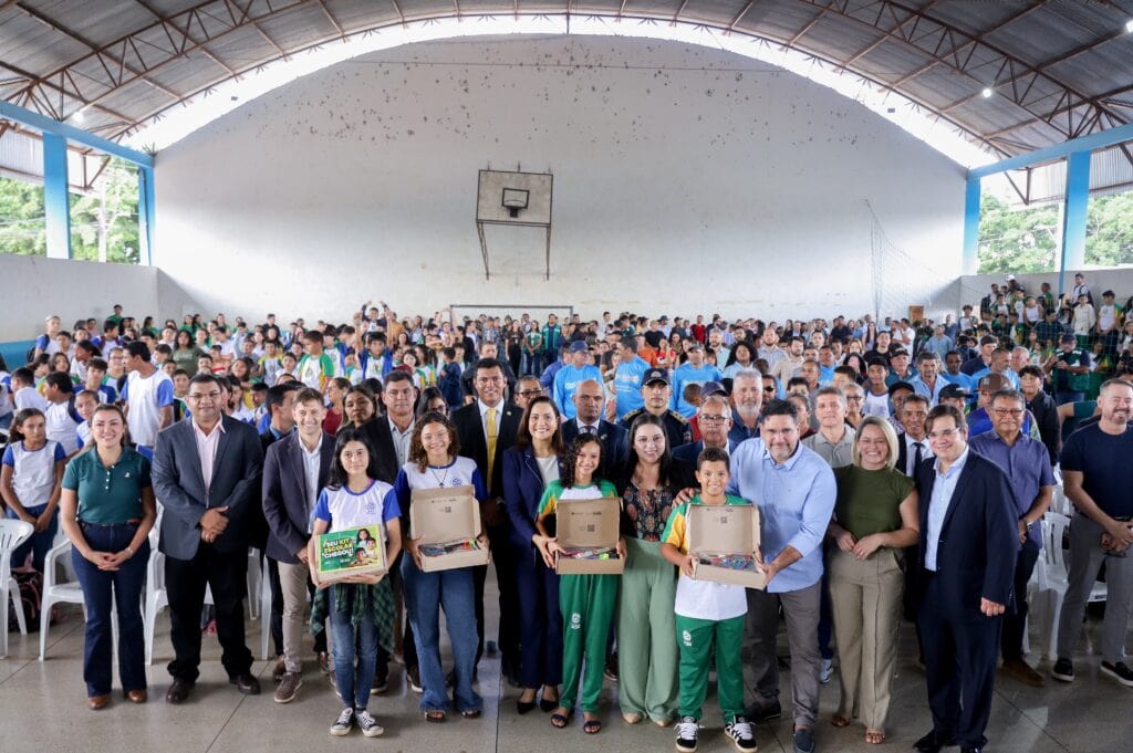 Mailza Assis reforça compromisso com a educação durante entrega de kits escolares em Capixaba