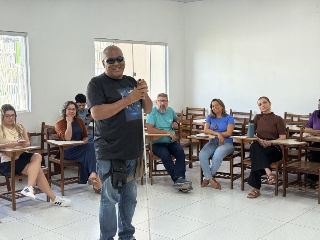 Centro de apoio pedagógico promove roda de conversa com deficiente visual que peregrina pelo Brasil de ônibus