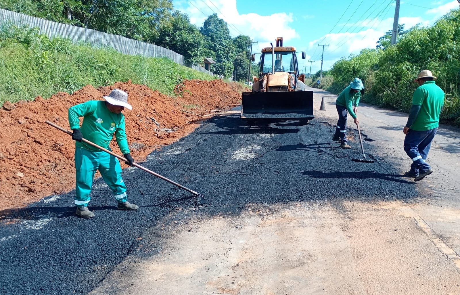 Governo trabalha na recuperação da AC-10 em Porto Acre