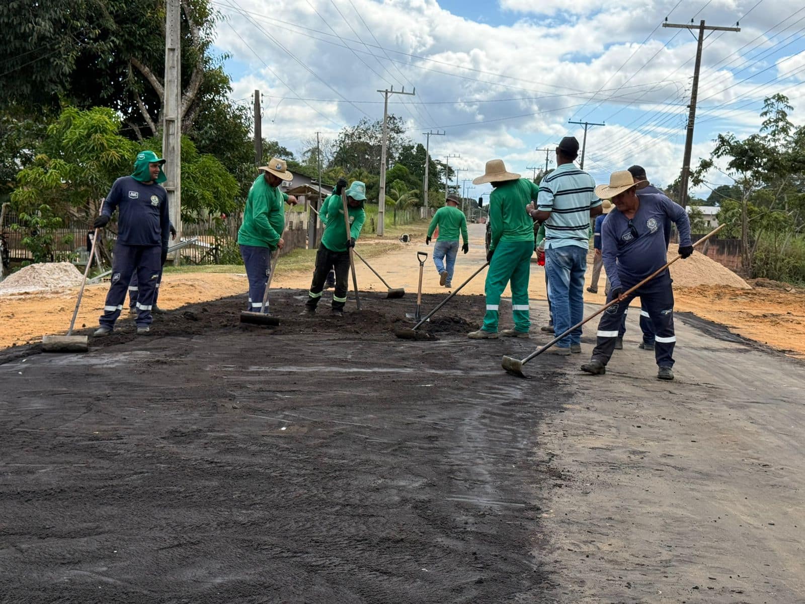 Governo do Acre executa operação tapa-buraco na AC-407 em Mâncio Lima