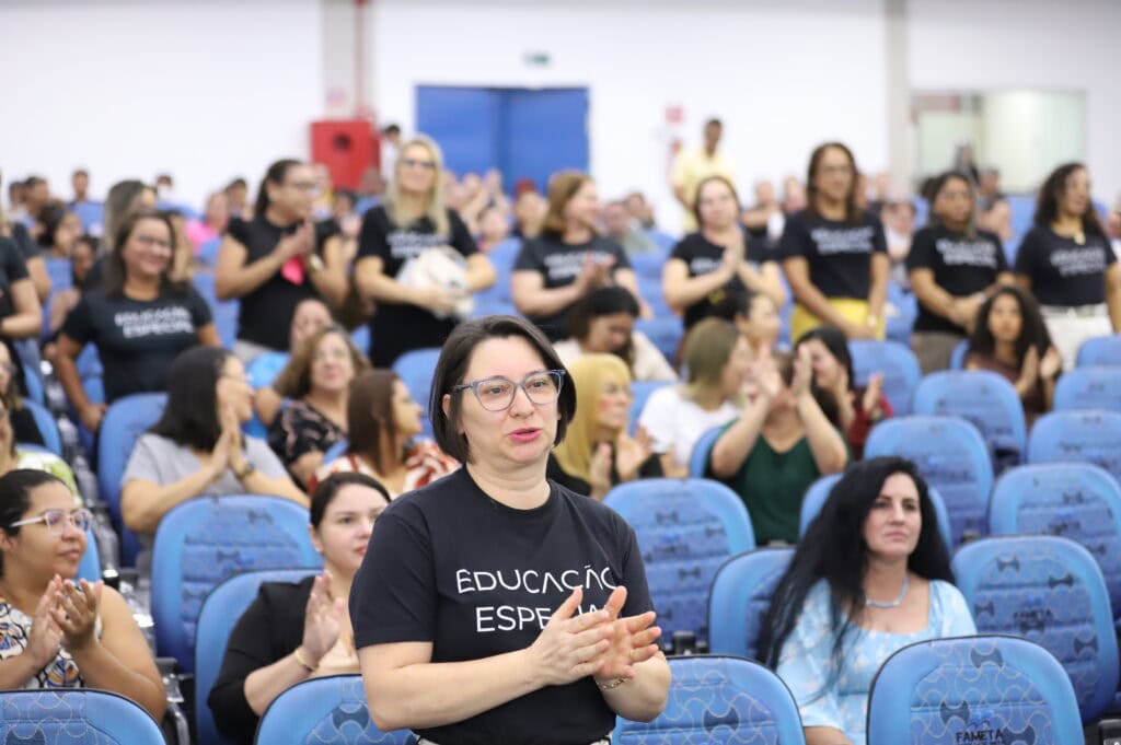 Governo promove seminário sobre inclusão de estudantes com TEA e lança e-books voltados à educação especial