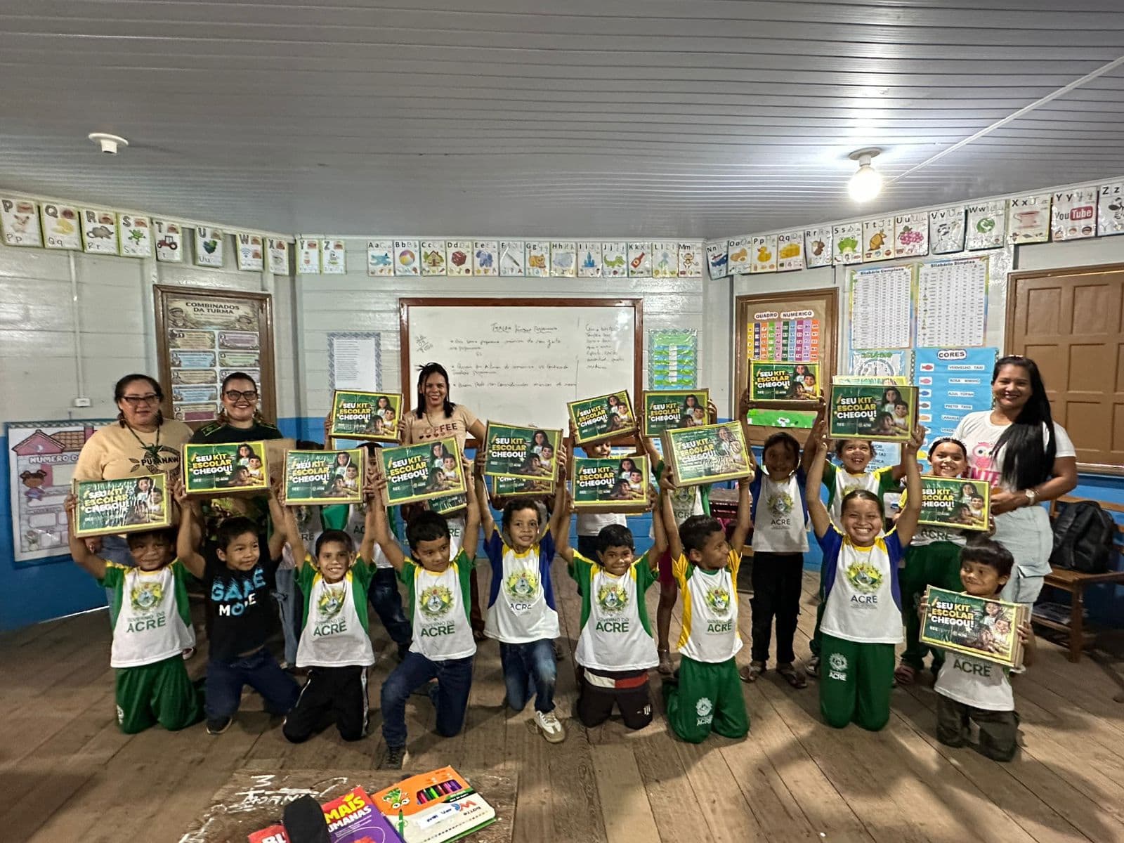 Governo do Acre entrega kits escolares a estudantes da Escola Indígena Ixū̃bãy Rabuī Puyanawa