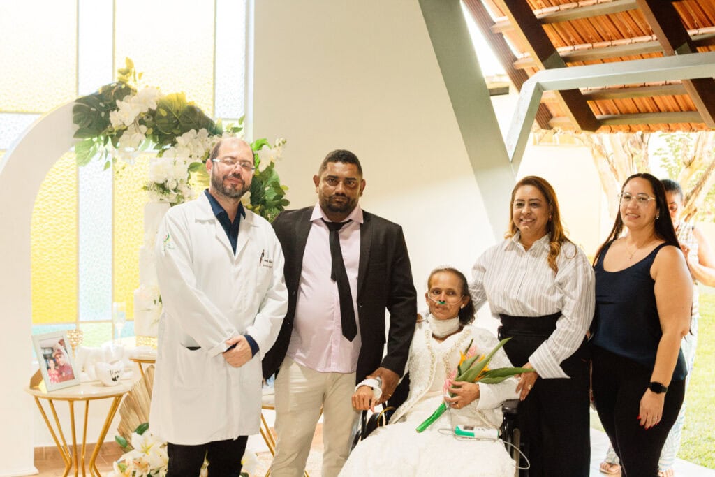 Unacon realiza sonho de paciente em cuidados paliativos e transforma capela hospitalar em cenário para casamento