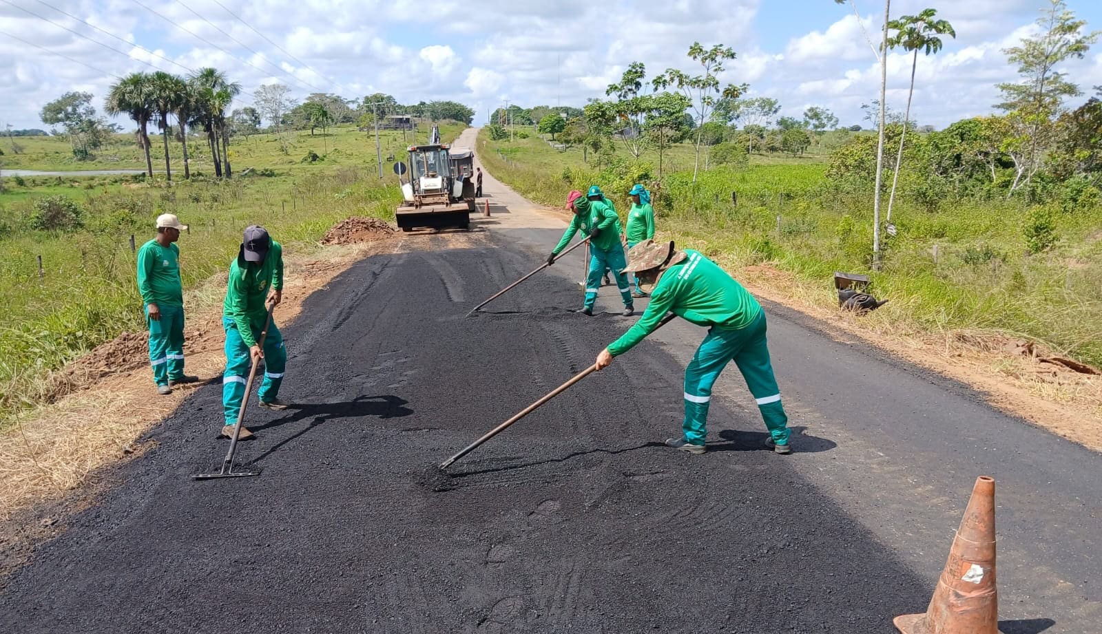 Governo do Acre intensifica operação tapa-buraco na AC-90, em Rio Branco