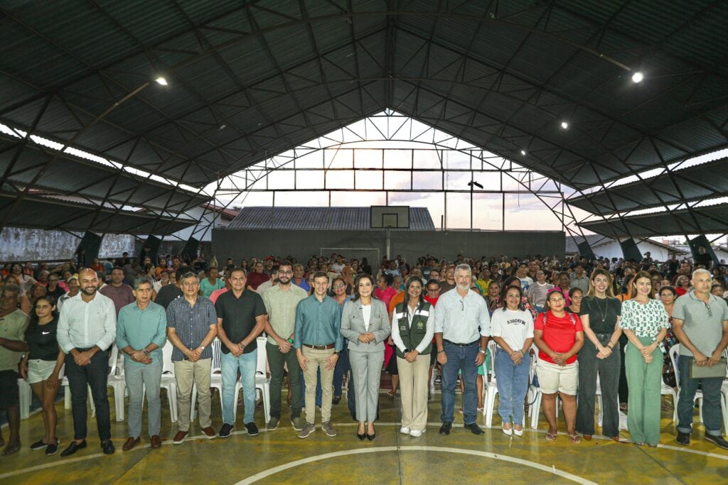 Com investimento superior a R$ 325 mil, governadora Mailza entrega 635 títulos de unidades habitacionais em Rio Branco