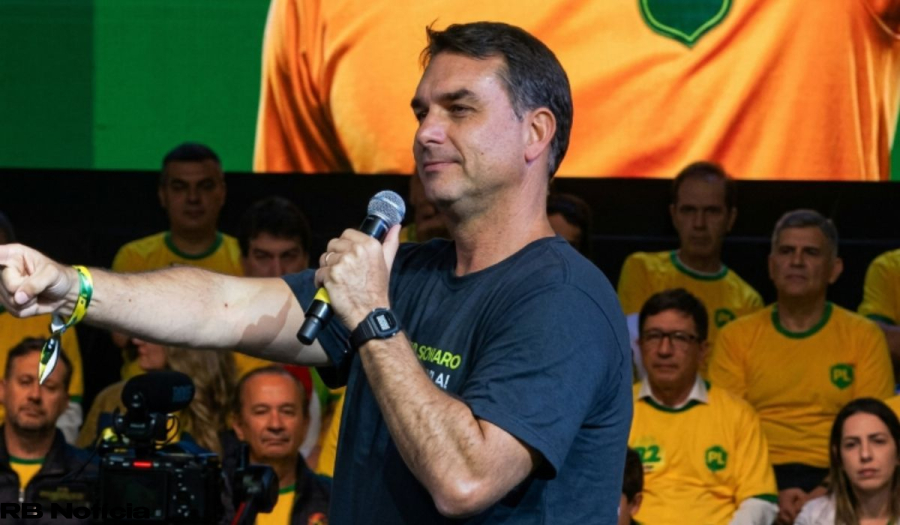 ‘Bolsonaro subirá a rampa em 2027’, diz Flávio durante evento no Paraná