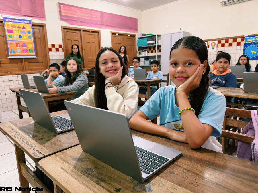 Educação municipal acompanha uso de Chromebooks em aula de Ciências na Escola Maria Lúcia Moura Marin