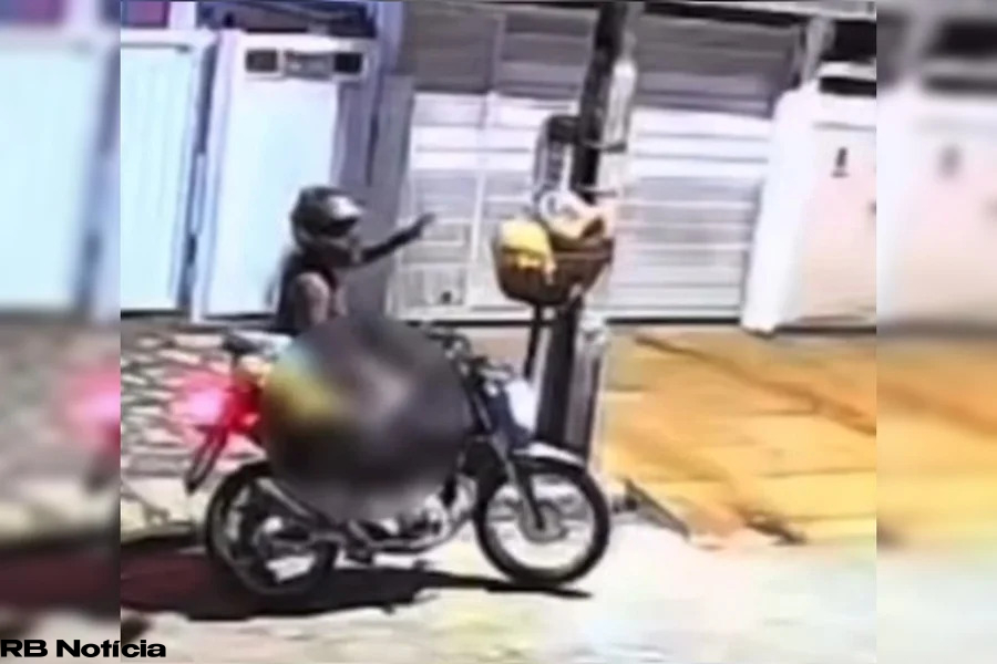 “Tarado do capacete”: homem flagrado se masturbando em rua é preso. Veja vídeo