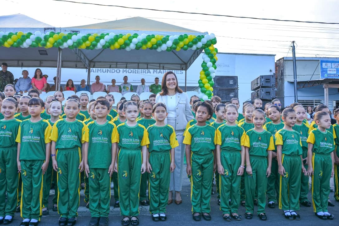 Governadora Mailza Assis participa de desfile cívico em celebração aos 49 anos de emancipação política de Mâncio Lima