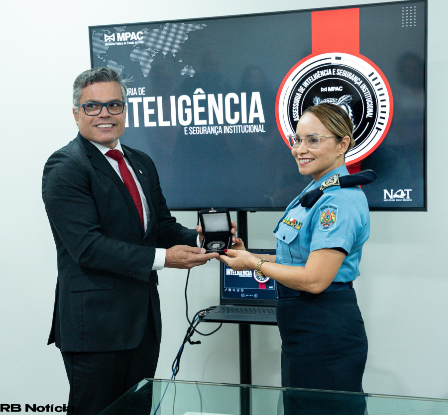 Comandante-geral da PMAC participa de reunião no MPAC e é homenageada pelo Gaeco