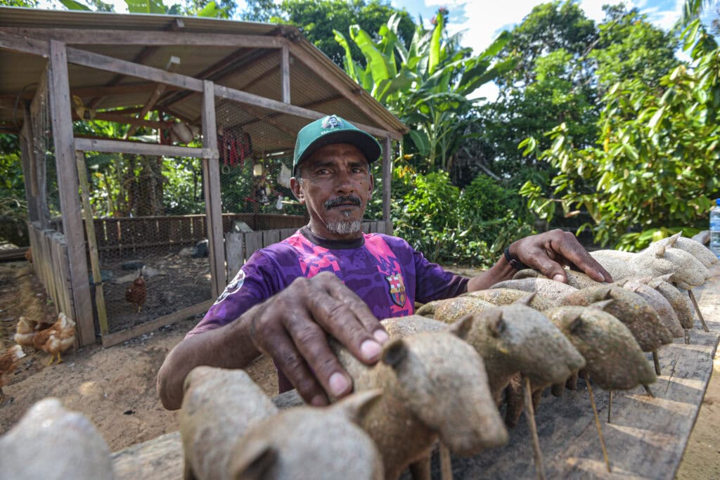 Na Resex Cazumbá-Iracema, ciência comunitária e artesanato transformam floresta em referência de sustentabilidade 