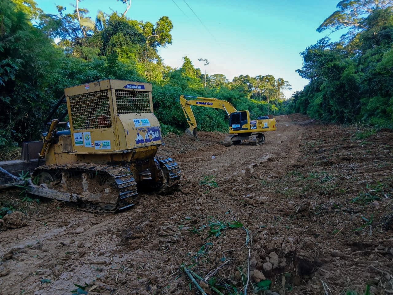 Com máquinas em campo e Operação Verão em andamento, Deracre avança na recuperação de ramais da Transacreana