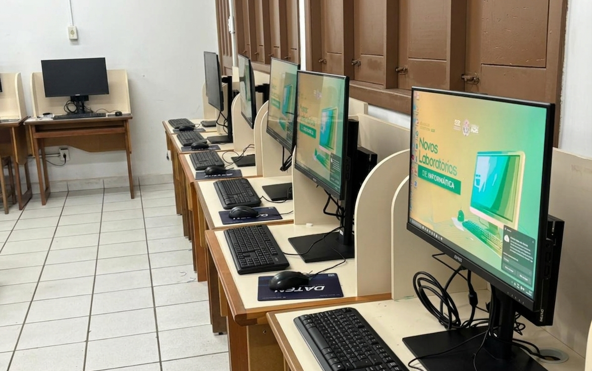 Educação moderniza laboratório de informática com novos computadores em escola de Rio Branco