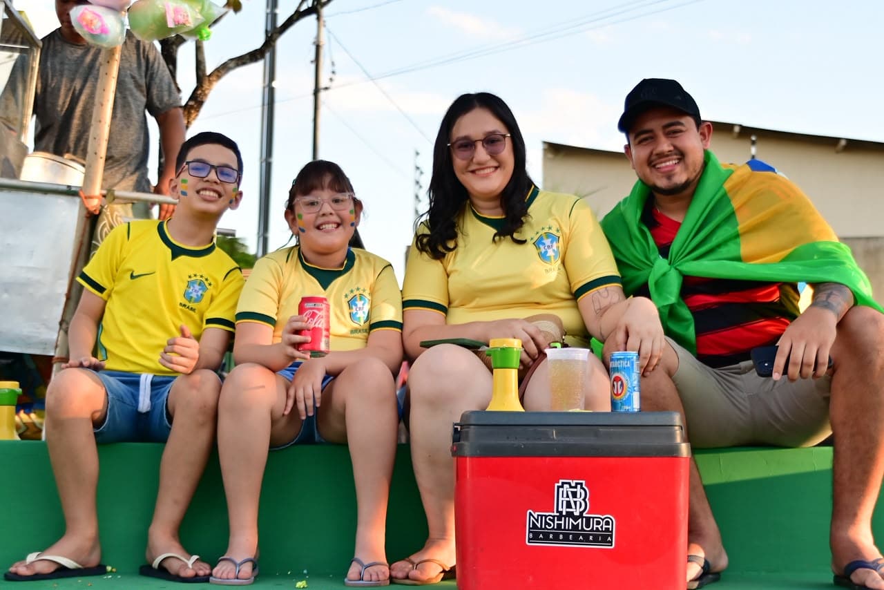 Com diversas famílias e muita torcida, projeto Copa do Nosso Jeito transforma Concha Acústica em arquibancada da seleção brasileira
