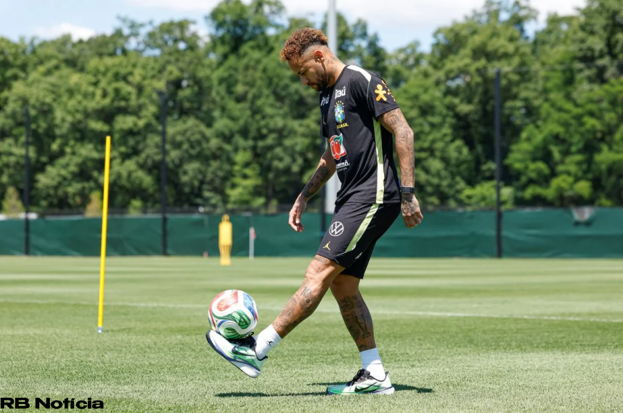 Neymar aparece fazendo embaixadinhas em treino da Seleção Brasileira