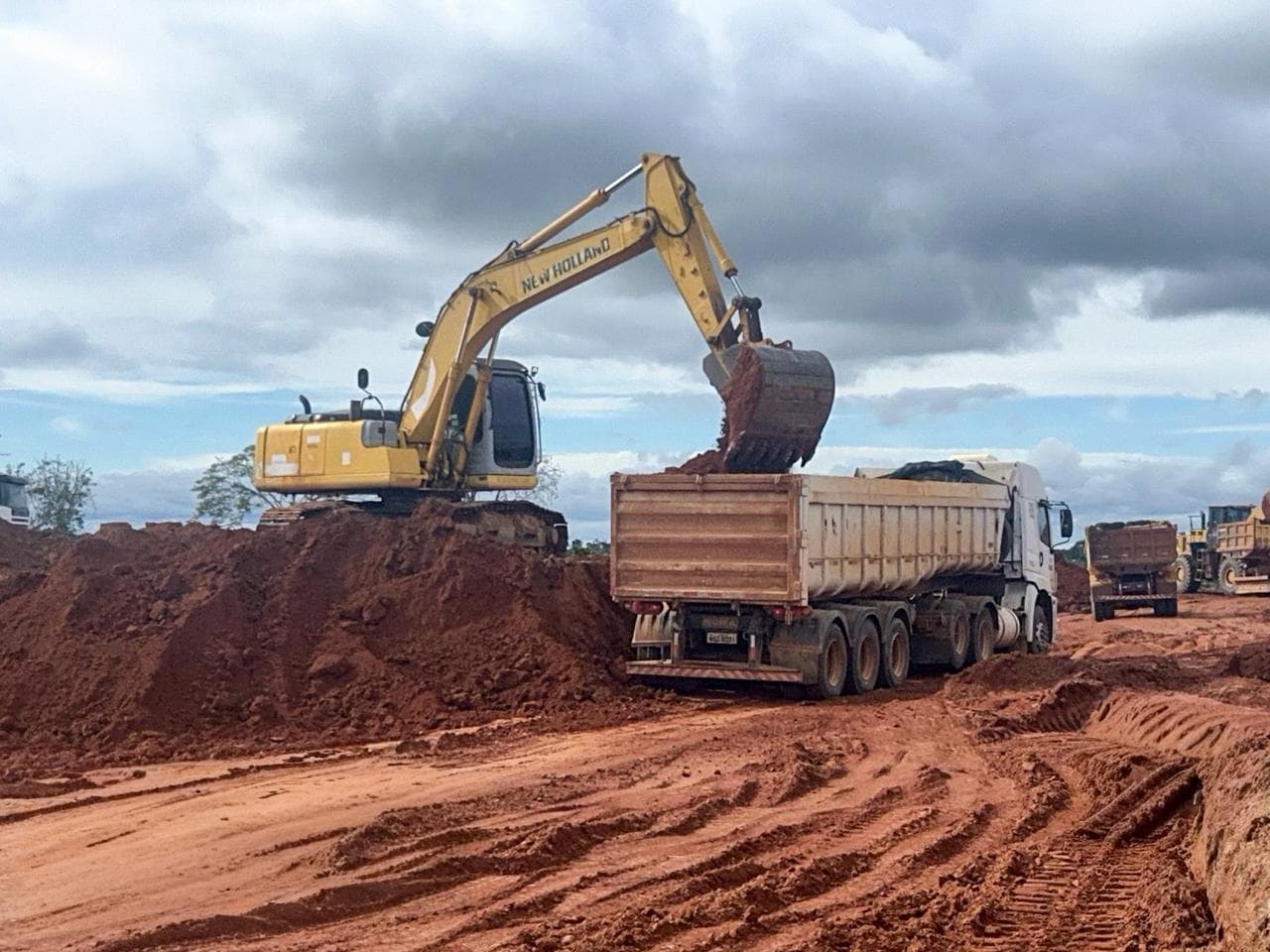 Deracre executa nova etapa da pavimentação da Estrada Velha em Epitaciolândia