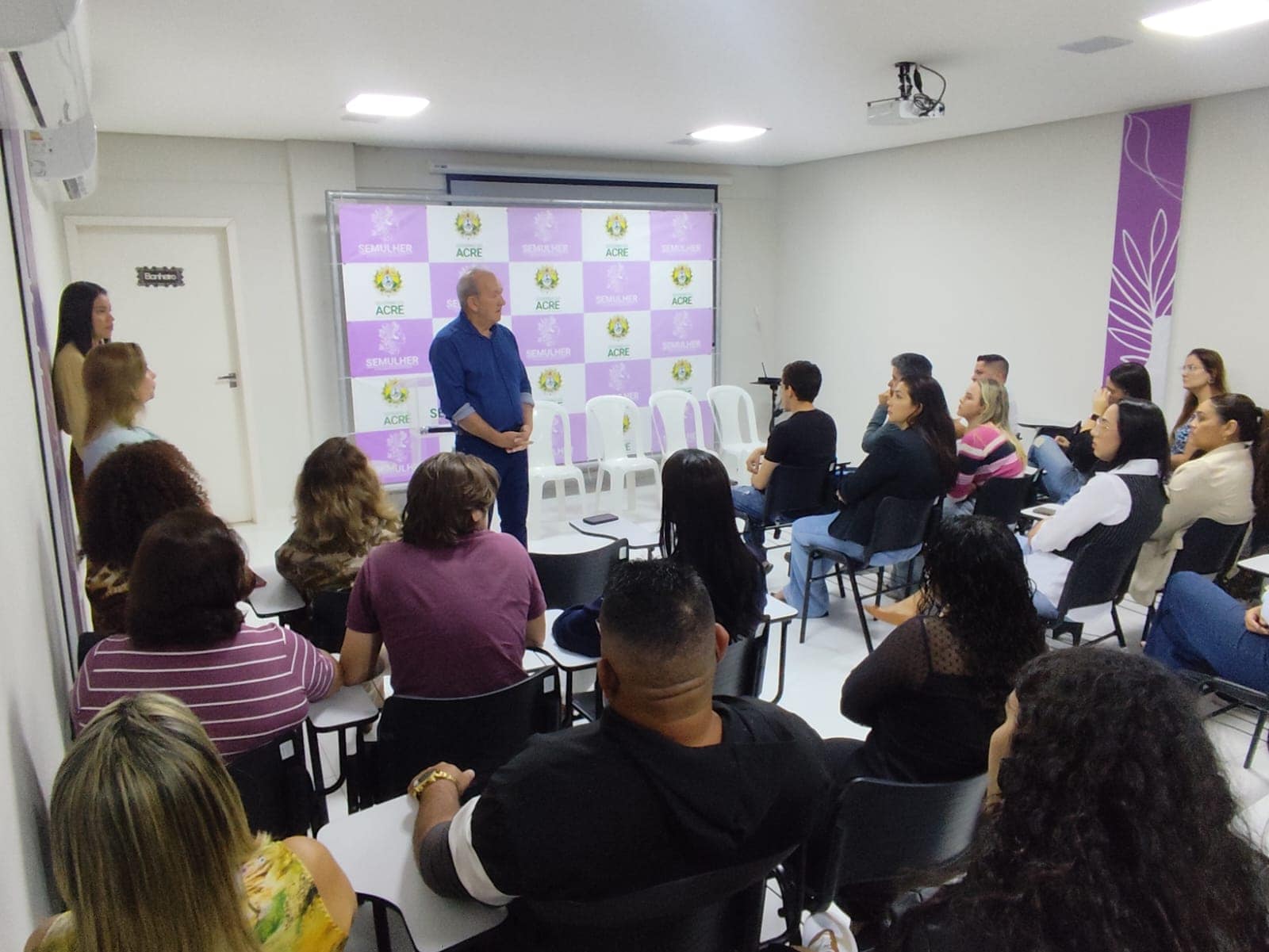‘Mais que obras, somos pessoas trabalhando para servir e cuidar de pessoas’, diz secretário de governo em diálogo com servidores