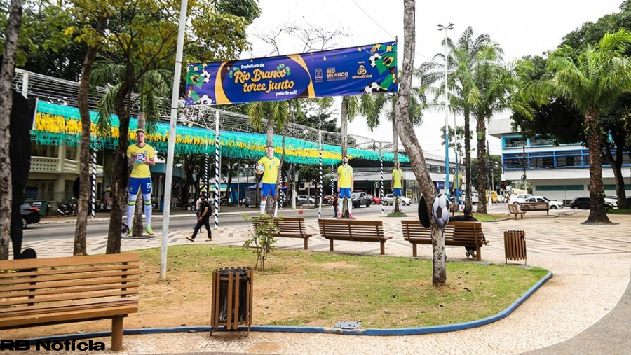 Praça da Revolução se prepara para mais uma festa da torcida no jogo Brasil x Haiti nesta sexta-feira
