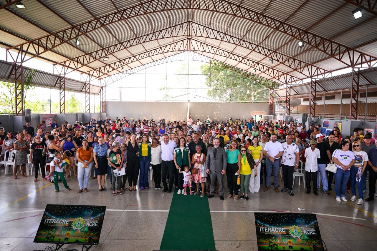 Com a entrega de 247 títulos de terra, governadora lança o Programa Reforma Lar, que vai beneficiar mil famílias no Acre