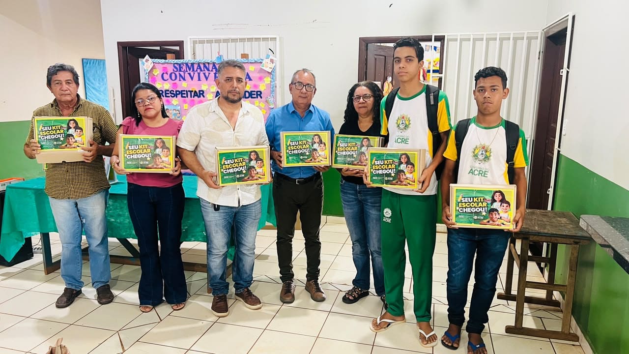 Educação do Acre distribui 1,1 mil kits escolares para estudantes de Capixaba