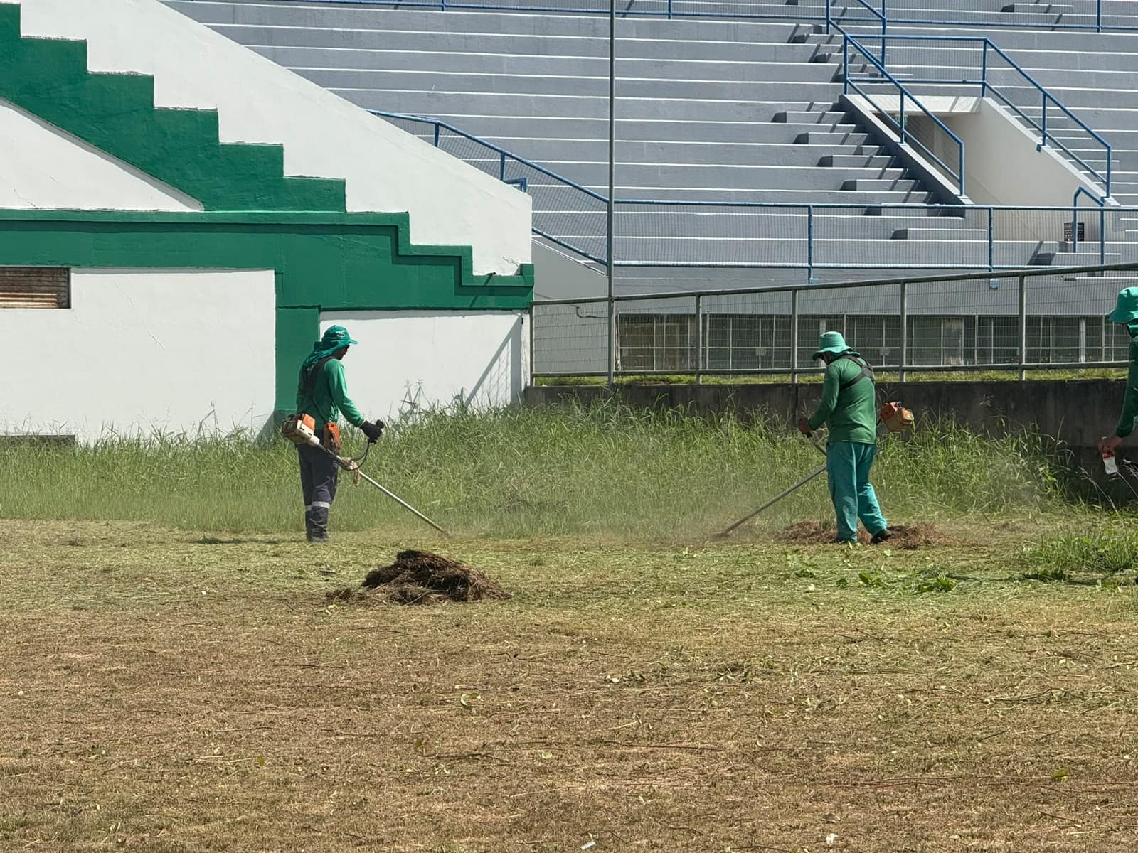 Deracre intensifica limpeza e manutenção da Arena do Juruá para Expoacre Juruá