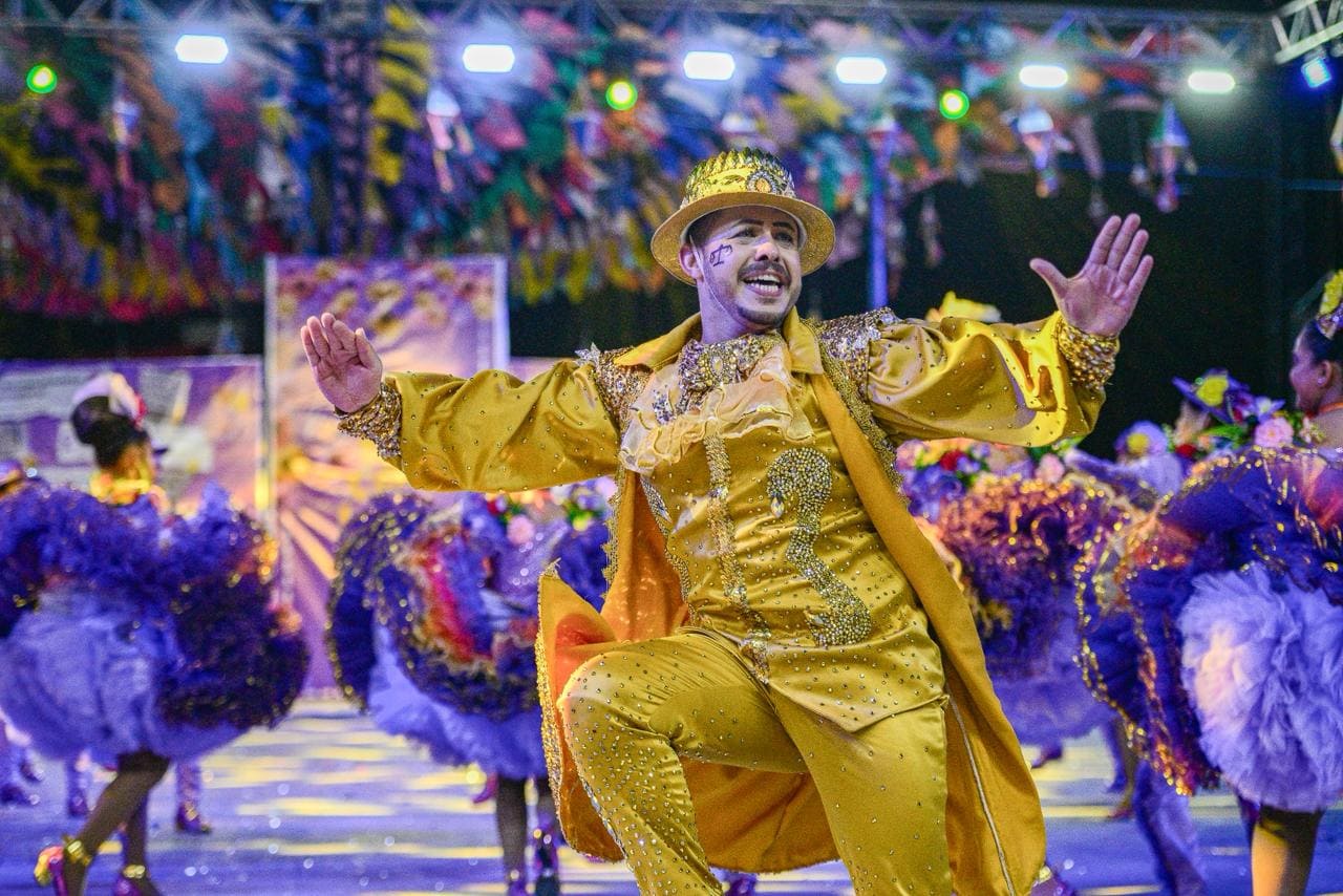 Público resiste ao frio e a garoa para assistir apresentação das quadrilhas juninas na segunda noite do Arraial Cultural 2026