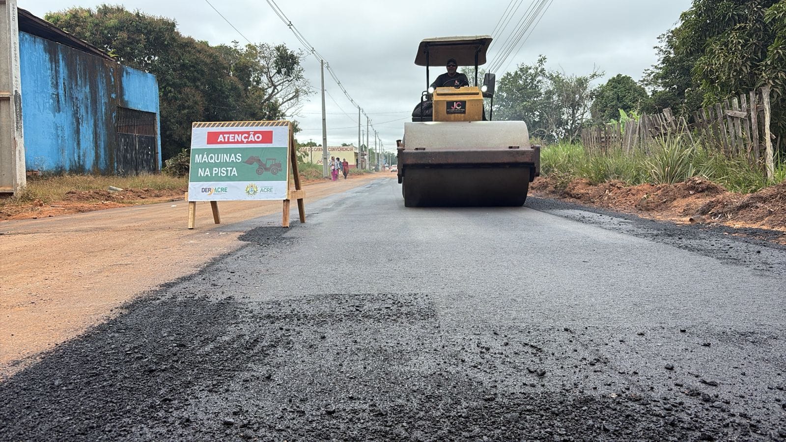 Em Rio Branco, Deracre avança com asfaltamento do Ramal Belo Jardim durante a Operação Verão
