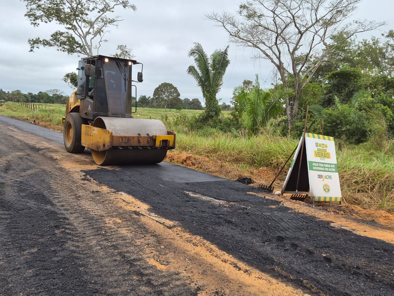 Deracre trabalha no asfaltamento e manutenção da Estrada Mário Lobão em Sena Madureira