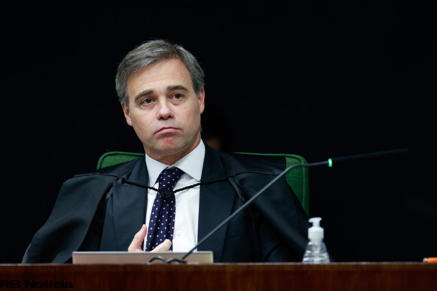 Caso ‘Dark Horse’: André Mendonça vai analisar pedido de investigação contra Flávio Bolsonaro