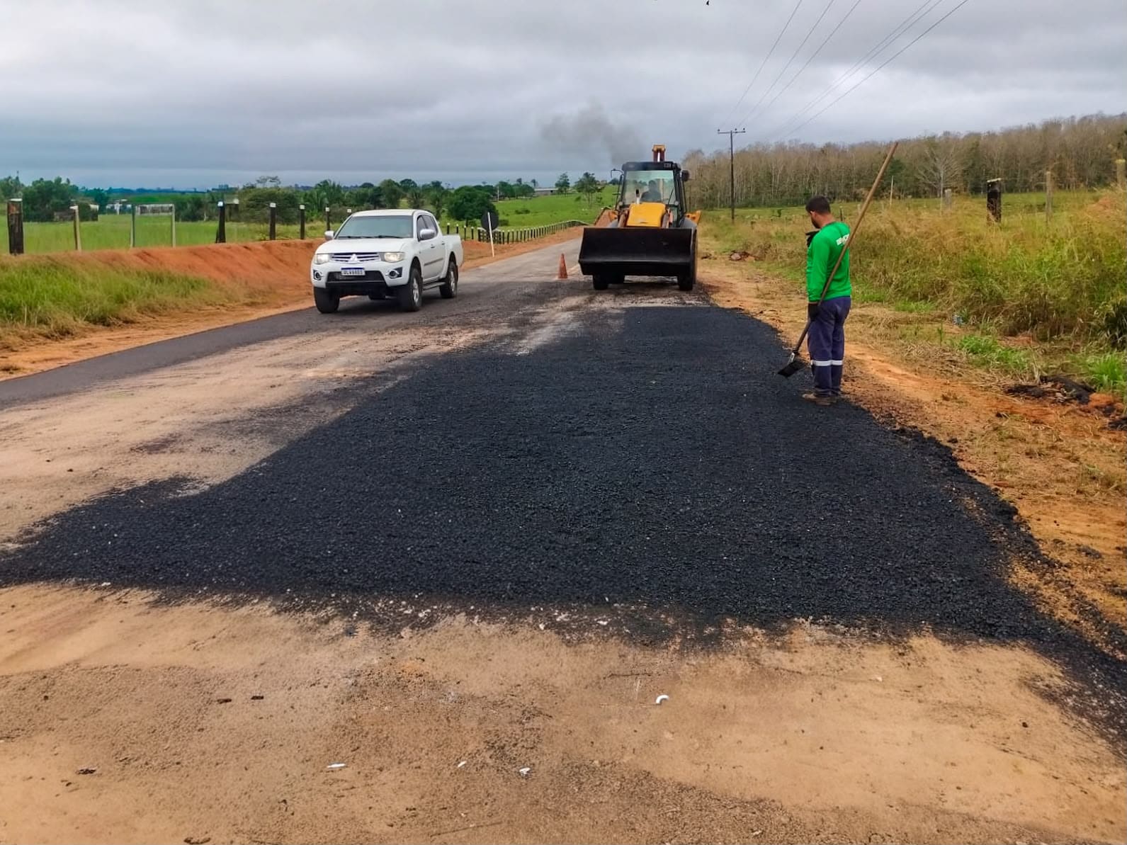 Deracre executa operação tapa-buraco na AC-40 em Plácido de Castro