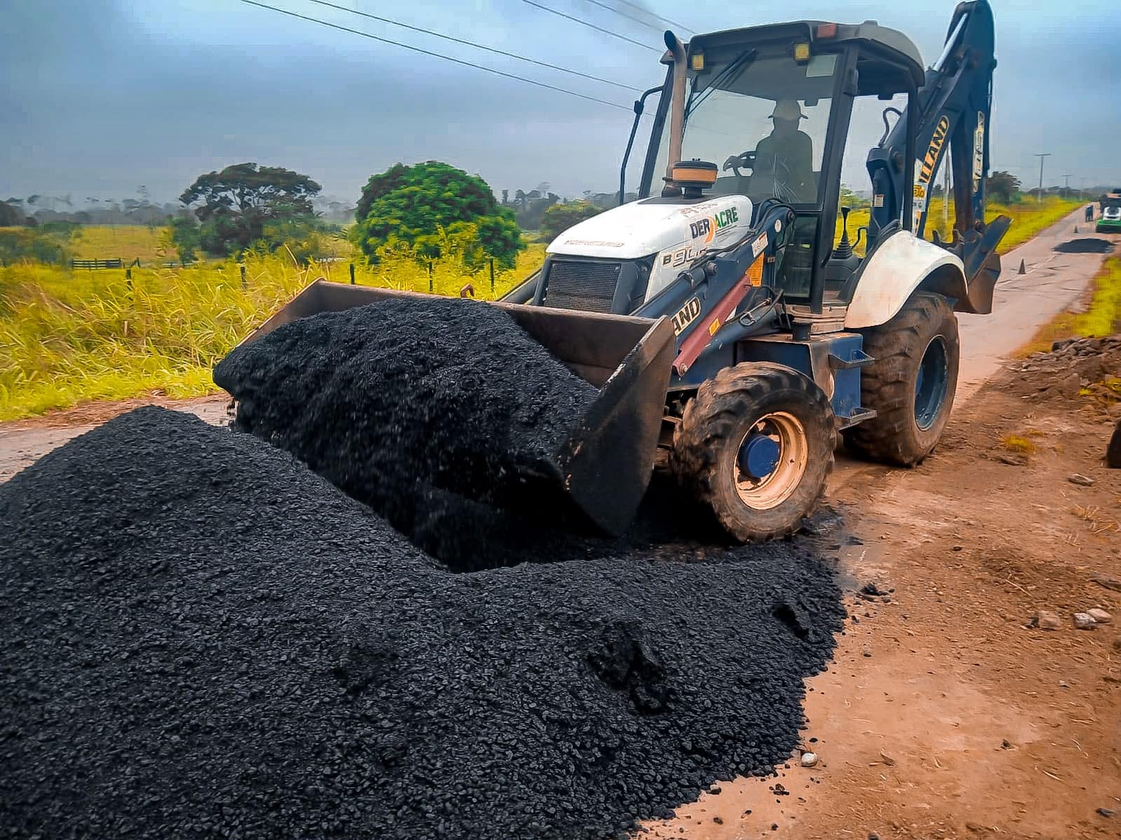 Deracre avança com operação tapa-buraco na Transacreana, em Rio Branco