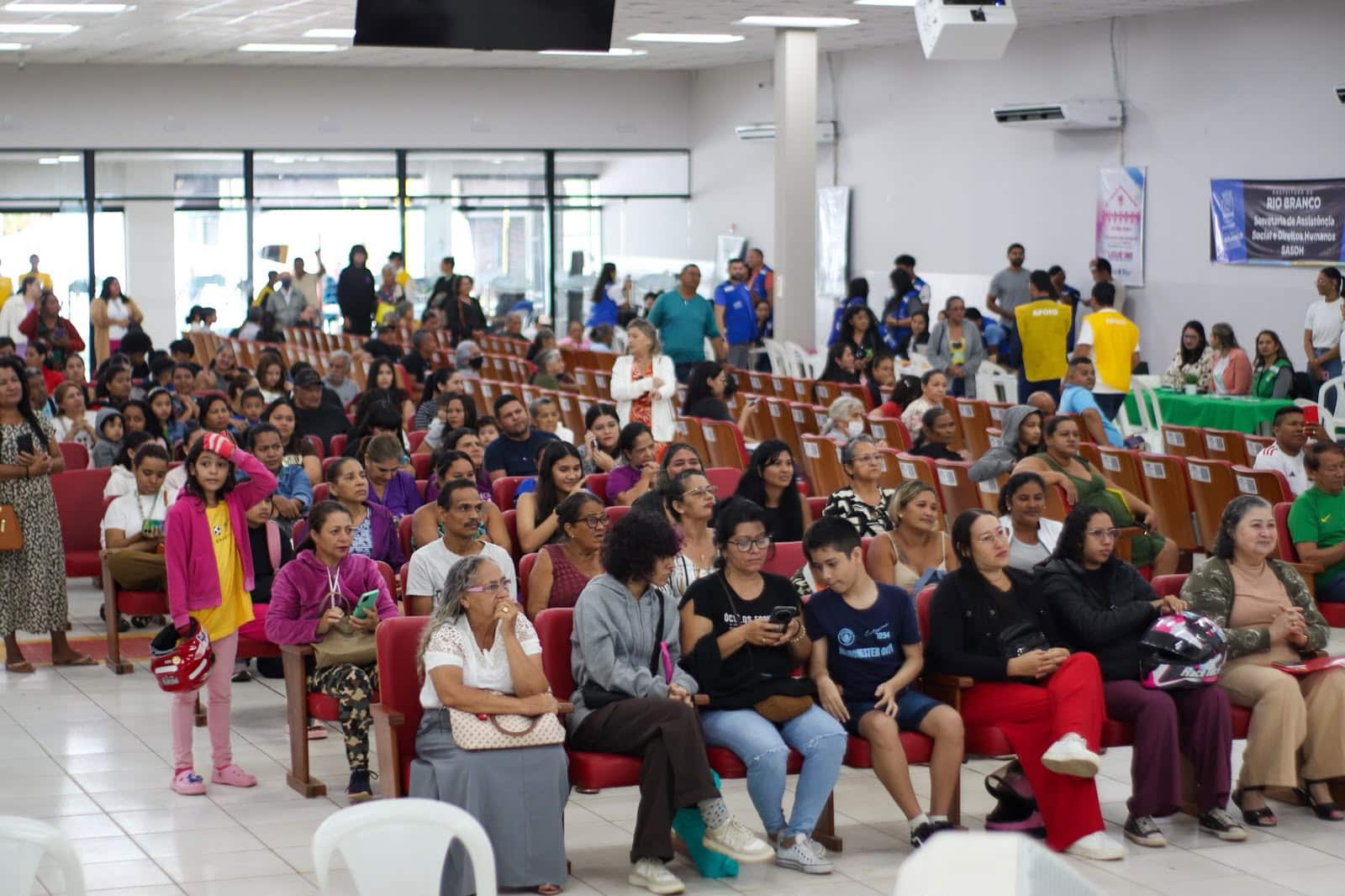 Governo do Acre fortalece parceria com a sociedade civil e leva serviços essenciais à população em ação comunitária
