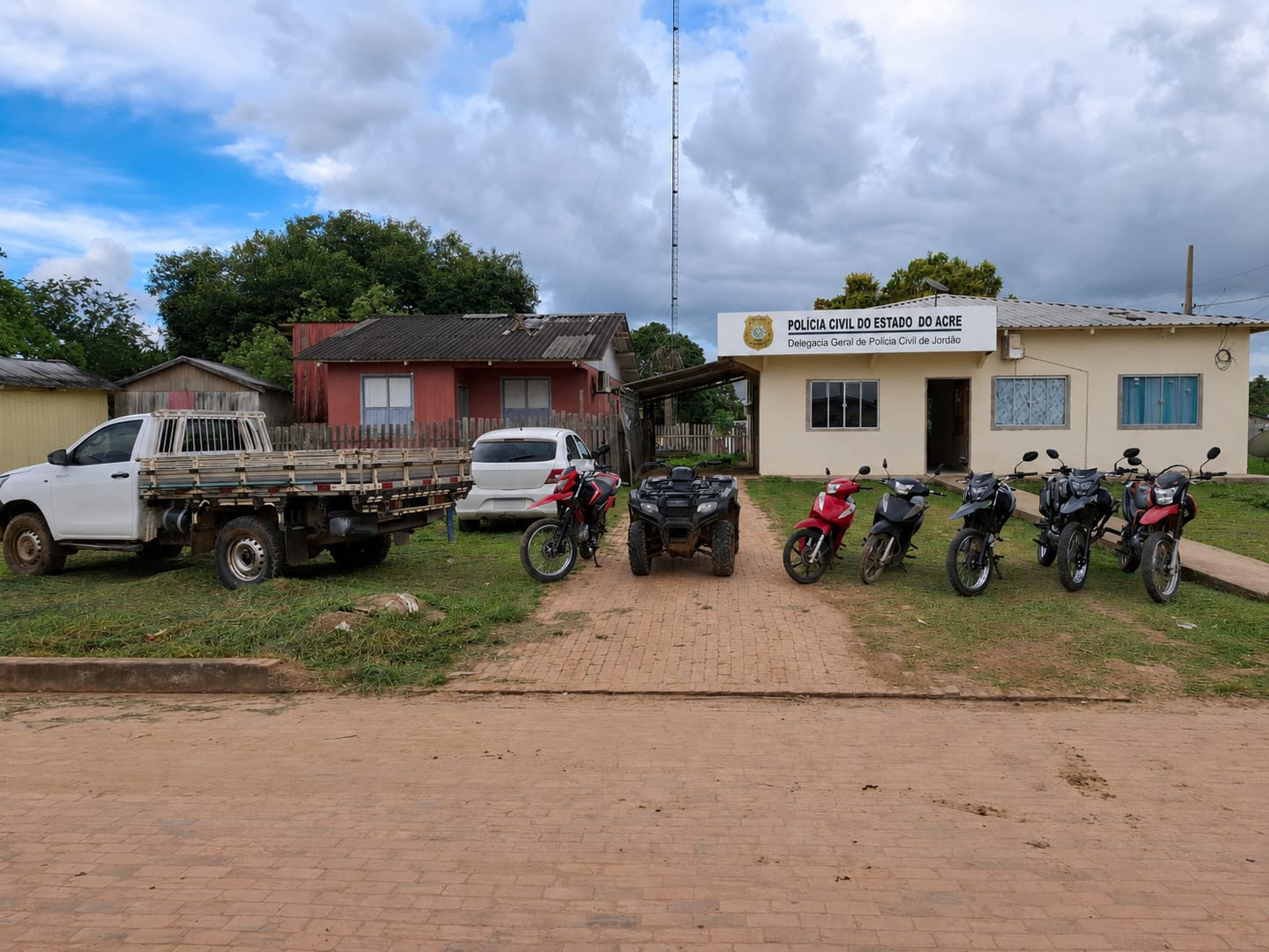 Polícia Civil do Acre realiza operação e sequestra 11 veículos de investigados por organização criminosa em Jordão