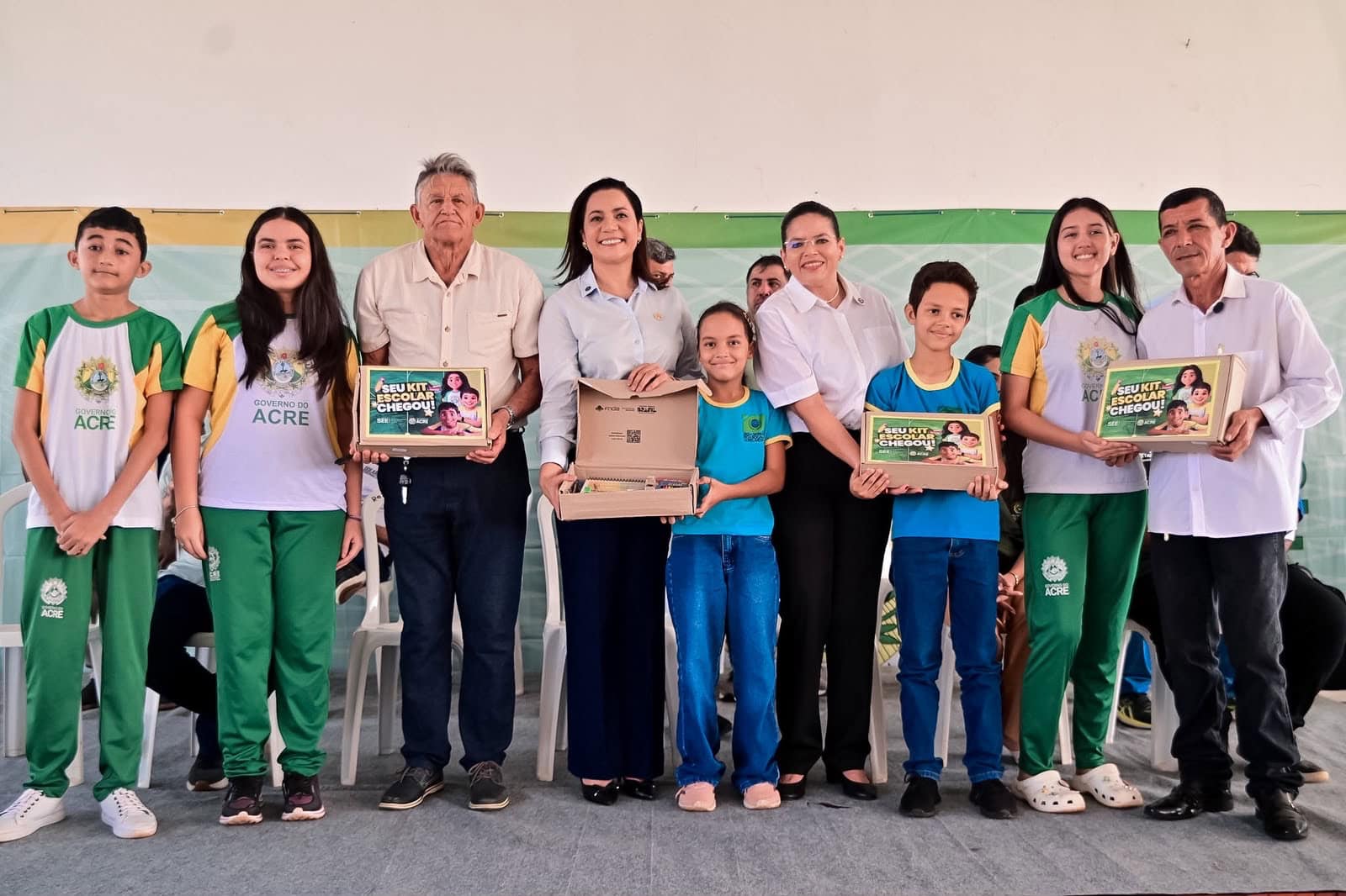 Governadora Mailza assina convênio de R$ 600 mil para reforma de escolas rurais e entrega mais de 2 mil kits escolares em Acrelândia