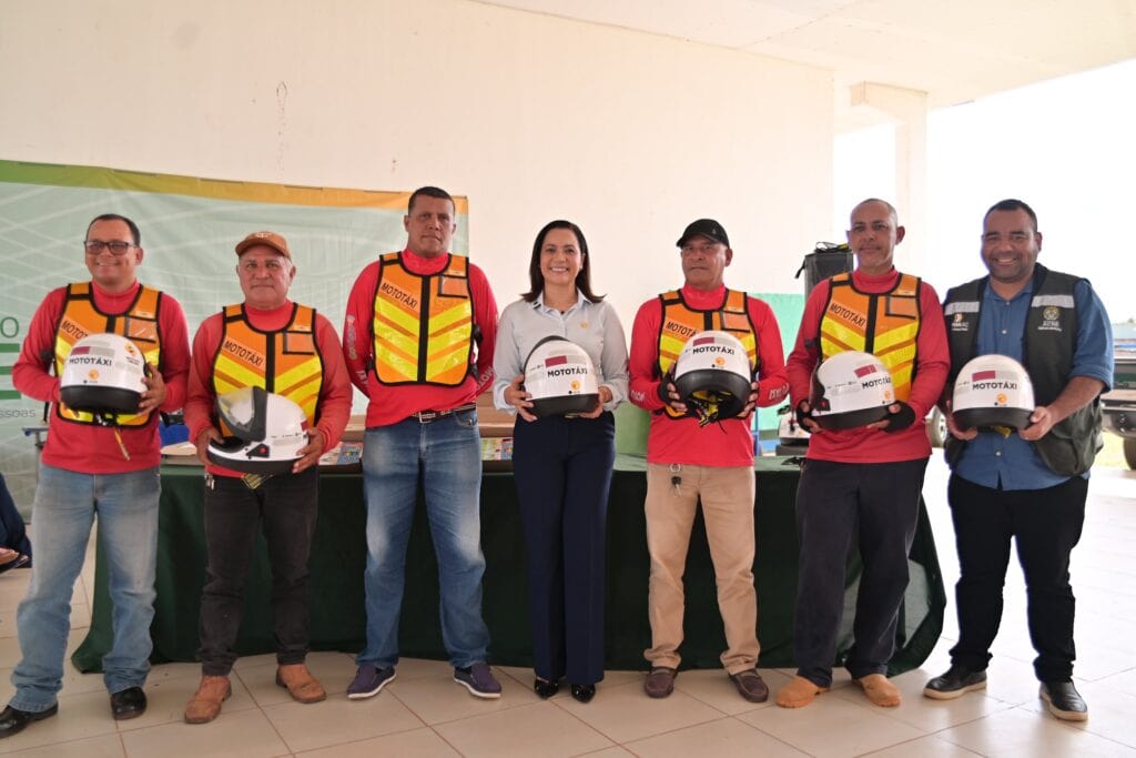 Com investimento de R$ 180 mil de recursos próprios, governadora Mailza Assis realiza entrega de CNH Social, coletes e capacetes para mototaxistas em Acrelândia