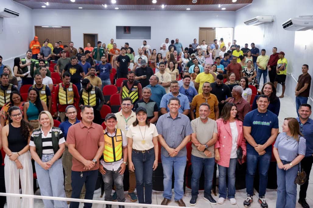 Em Rodrigues Alves, governadora Mailza reforça mobilidade urbana com entrega de CNHs Sociais, coletes para mototaxistas e autorização de obras de pavimentação