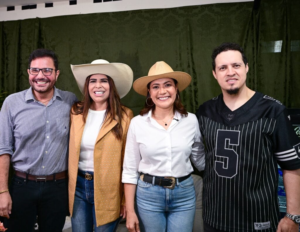 Governadora Mailza visita estandes e prestigia show gospel na segunda noite da Expoacre Juruá