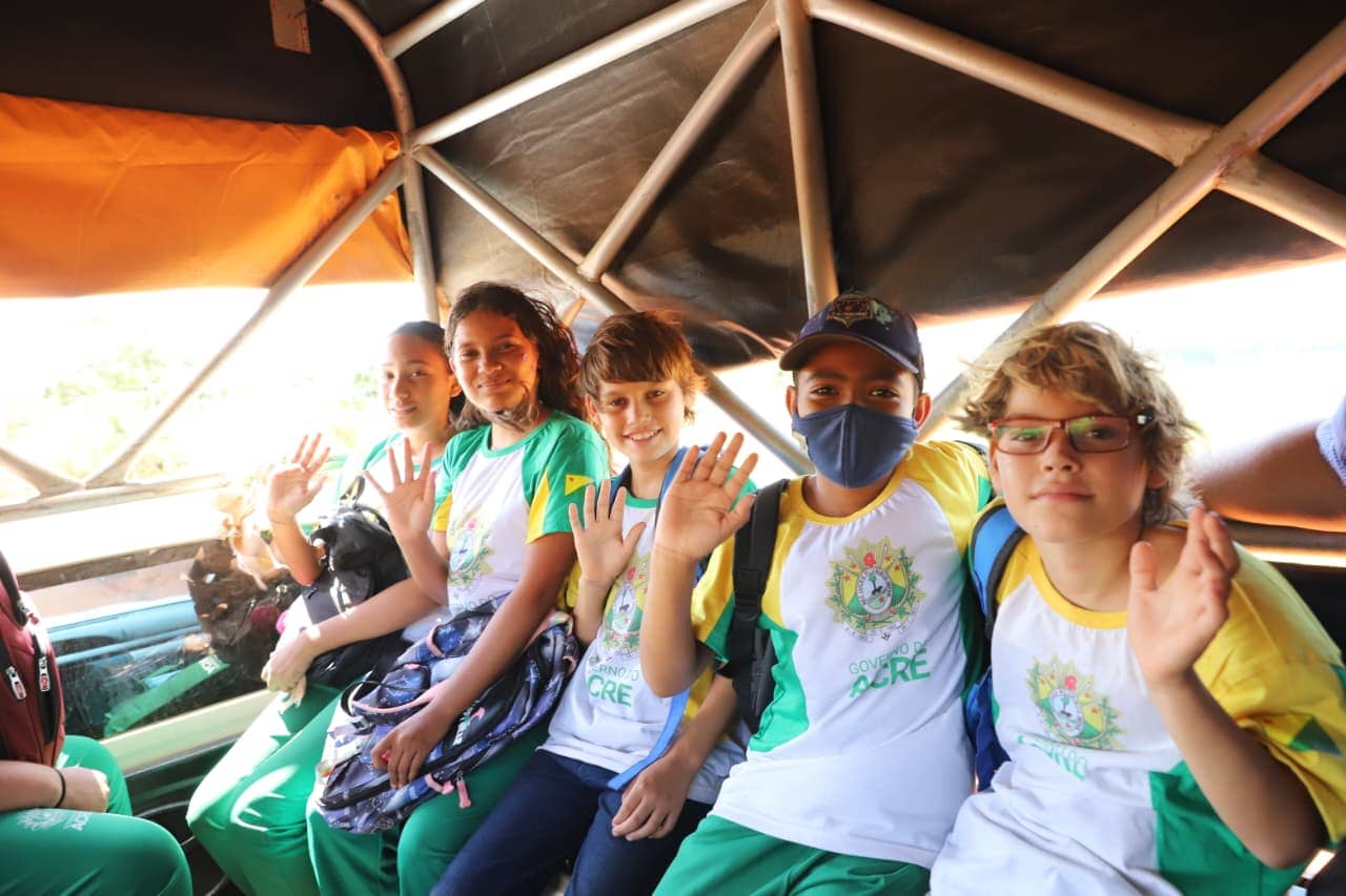 Acre aposta no transporte escolar para vencer distâncias na educação rural