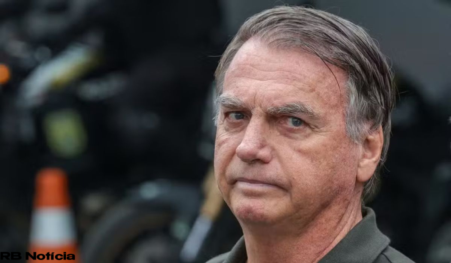 Bolsonaro entrega 11 armas à Polícia Federal após Moraes manter prisão domiciliar