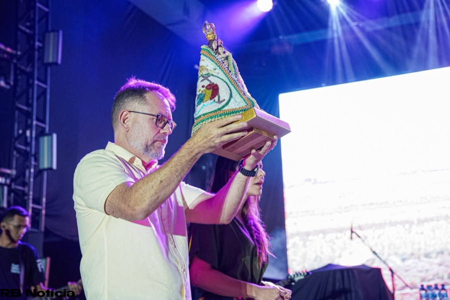 Prefeito de Rio Branco conduz imagem de Nossa Senhora durante a Noite Católica da Expoacre