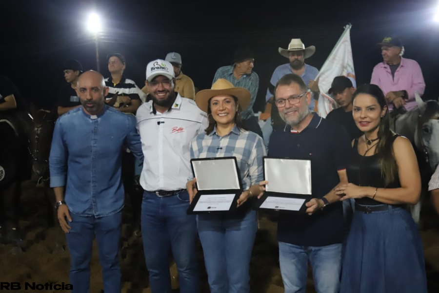 Alysson Bestene prestigia vaquejada e recebe homenagem durante Expoacre 2026