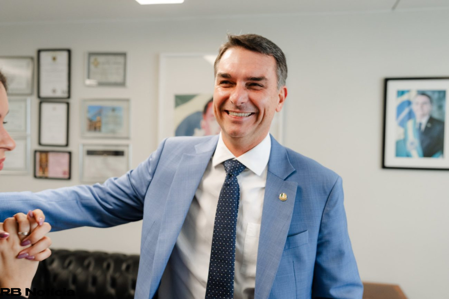 Flávio Bolsonaro só participará de debates no 1º turno se Lula estiver presente