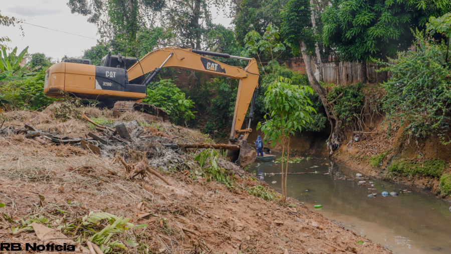 Prefeitura inicia limpeza de igarapé como parte do programa Cuidar Rio Branco